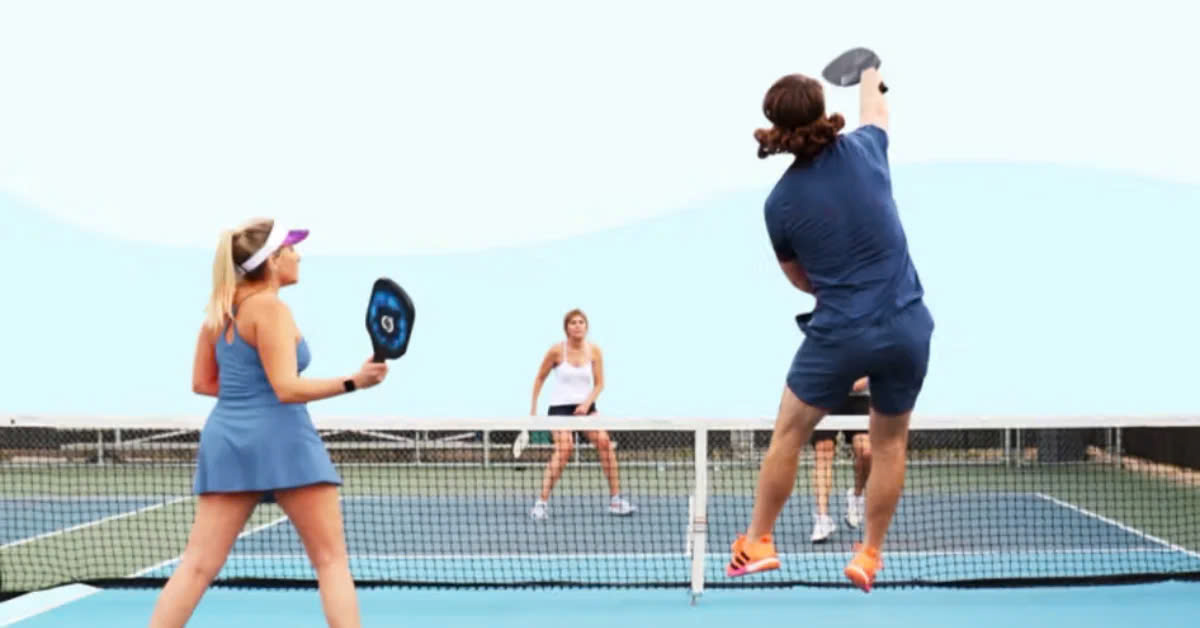 Các Kỹ Thuật Chơi Pickleball Hay Và Dễ Áp Dụng Nhất  1. Giới Thiệu Về Pickleball  Pickleball là môn thể thao kết hợp giữa tennis, bóng bàn và cầu lông. Môn này yêu cầu người chơi có kỹ thuật linh hoạt, khả năng di chuyển nhanh nhẹn và biết áp dụng các chiến thuật hợp lý.  2. Các Kỹ Thuật Chơi Pickleball Hiệu Quả  2.1. Kỹ Thuật Giao Bóng (Serve)  Giao bóng là khả năng quan trọng giúp người chơi chiếm lợi thế ngay từ đầu. Có hai kiểu giao bóng chính:  Giao bóng dưới tay: Dành cho người mới chơi, dễ kiểm soát đường đi và tăng độ chính xác.  Giao bóng topspin: Thích hợp với người chơi có kinh nghiệm, giúp bóng có độ xoáy và khó đánh trả.  2.2. Kỹ Thuật Đánh Bóng Dink  Dink shot là đường bóng ngắn, chạm và để gây khó khăn cho đối thủ.  Cầm vợt chặt, đánh với độ linh hoạt cao.  Kết hợp dink và volley để tạo sát thương.  2.3. Kỹ Thuật Volley  Volley là kỹ thuật chủ động để chiếm điểm:  Block volley: Giữa nhịt đường bóng mạnh.  Punch volley: Đẩy bóng nhanh và mạnh nhằm vào điểm yếu của đối thủ.  2.4. Kỹ Thuật Smash  Smash giúp kết thúc điểm nhanh:  Cầm vợt chặt.  Di chuyển nhanh đến vị trí tốt nhất.  Dừng lực từ háng đến vai để tạo lực đánh mạnh.  2.5. Kỹ Thuật Đầy Bóng (Drive Shot)  Kỹ thuật drive shot giúp đối thủ không kịp trở tay.  Đặt vợt một góc nghiêng.  Dừng lực từ hông đến cánh tay.  Kiểm soát đường bóng nhằm vào góc sân.  3. Lời Khuyên Khi Luyện Tập  Chú trọng di chuyển: Không chỉ dựa vào vực mạnh đánh bóng, mà hãy cải thiện khả năng di chuyển nhanh nhẹn.  Luyện tập phản xạ: Tăng cường bài tập rèn phản xạ với các đồng đội.  Kết hợp các kỹ thuật: Chỉ dựa vào một kỹ thuật sẽ dễ bị bắt bài.  4. Kết Luậu  Các kỹ thuật pickleball không chỉ yêu cầu kỹ năng kỹ thuật mà còn cần sự luyện tập kiên trì. Để trở thành một người chơi giỏi, hãy kết hợp nhiều kỹ thuật 