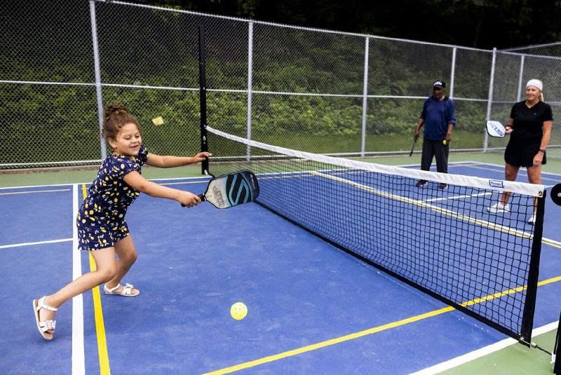 Các Kỹ Thuật Chơi Pickleball Hay Và Dễ Áp Dụng Nhất  1. Giới Thiệu Về Pickleball  Pickleball là môn thể thao kết hợp giữa tennis, bóng bàn và cầu lông. Môn này yêu cầu người chơi có kỹ thuật linh hoạt, khả năng di chuyển nhanh nhẹn và biết áp dụng các chiến thuật hợp lý.  2. Các Kỹ Thuật Chơi Pickleball Hiệu Quả  2.1. Kỹ Thuật Giao Bóng (Serve)  Giao bóng là khả năng quan trọng giúp người chơi chiếm lợi thế ngay từ đầu. Có hai kiểu giao bóng chính:  Giao bóng dưới tay: Dành cho người mới chơi, dễ kiểm soát đường đi và tăng độ chính xác.  Giao bóng topspin: Thích hợp với người chơi có kinh nghiệm, giúp bóng có độ xoáy và khó đánh trả.  2.2. Kỹ Thuật Đánh Bóng Dink  Dink shot là đường bóng ngắn, chạm và để gây khó khăn cho đối thủ.  Cầm vợt chặt, đánh với độ linh hoạt cao.  Kết hợp dink và volley để tạo sát thương.  2.3. Kỹ Thuật Volley  Volley là kỹ thuật chủ động để chiếm điểm:  Block volley: Giữa nhịt đường bóng mạnh.  Punch volley: Đẩy bóng nhanh và mạnh nhằm vào điểm yếu của đối thủ.  2.4. Kỹ Thuật Smash  Smash giúp kết thúc điểm nhanh:  Cầm vợt chặt.  Di chuyển nhanh đến vị trí tốt nhất.  Dừng lực từ háng đến vai để tạo lực đánh mạnh.  2.5. Kỹ Thuật Đầy Bóng (Drive Shot)  Kỹ thuật drive shot giúp đối thủ không kịp trở tay.  Đặt vợt một góc nghiêng.  Dừng lực từ hông đến cánh tay.  Kiểm soát đường bóng nhằm vào góc sân.  3. Lời Khuyên Khi Luyện Tập  Chú trọng di chuyển: Không chỉ dựa vào vực mạnh đánh bóng, mà hãy cải thiện khả năng di chuyển nhanh nhẹn.  Luyện tập phản xạ: Tăng cường bài tập rèn phản xạ với các đồng đội.  Kết hợp các kỹ thuật: Chỉ dựa vào một kỹ thuật sẽ dễ bị bắt bài.  4. Kết Luậu  Các kỹ thuật pickleball không chỉ yêu cầu kỹ năng kỹ thuật mà còn cần sự luyện tập kiên trì. Để trở thành một người chơi giỏi, hãy kết hợp nhiều kỹ thuật 