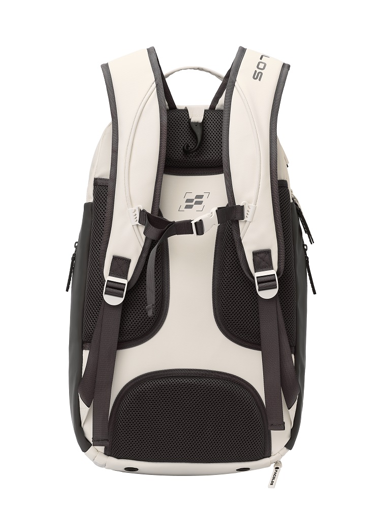 Balo Pickleball Facolos Smash Đặc điểm nổi bật của Balo Pickleball Facolos Smash Thiết kế lifestyle-sporty, form đứng khỏe khoắn: Form balo đứng chuẩn, tạo cảm giác cứng cáp và giữ dáng tốt ngay cả khi không đựng nhiều đồ. Phong cách trẻ trung, hiện đại phù hợp cho cả chơi pick, tennis, đi tập gym hoặc sử dụng hằng ngày khi đi học, đi làm. Chất liệu polyester cao cấp chống nước và chống bám bẩn: Balo sử dụng chất liệu bền bỉ, hạn chế thấm nước và dễ vệ sinh. Bề mặt ít bám bụi giúp giữ màu lâu, đảm bảo balo luôn sạch sẽ dù sử dụng thường xuyên ngoài trời. Ngăn chính lớn - tối ưu diện tích và bố trí khoa học: Khoang chứa rộng rãi, đựng được quần áo, phụ kiện tập luyện, đồ dùng cá nhân… Cách chia ngăn hợp lý giúp đồ không bị xô lệch và dễ quản lý khi cần lấy ra. Ngăn vợt phủ bạc chống nóng, chống nước hiệu quả: Phần ngăn vợt được trang bị lớp phủ bạc giúp hạn chế nhiệt độ ảnh hưởng đến vợt khi di chuyển ngoài trời. Đồng thời khả năng chống nước tốt giúp bảo vệ vợt an toàn trước mưa nhẹ hoặc môi trường ẩm. Ngăn giày riêng biệt, sức chứa đến 2 đôi: Thiết kế ngăn giày tách biệt hoàn toàn, có lỗ thông hơi để giảm ẩm và tránh mùi lan sang các ngăn khác. Sức chứa tối đa 2 đôi, phù hợp cho cả thi đấu lẫn tập luyện dài buổi. Ngăn phụ kiện tiện lợi cho nhu cầu hằng ngày: Các ngăn nhỏ được bố trí hợp lý để đựng ví, chìa khóa, thẻ, mỹ phẩm hoặc các vật dụng cá nhân khác. Tất cả đều nằm gọn gàng, dễ lấy và không bị lẫn vào đồ lớn. Quai đeo và phần lưng êm thoáng khí: Dây đeo êm vai giúp giảm áp lực khi mang lâu. Lưng balo có đệm thoáng khí, hỗ trợ tản nhiệt tốt hơn và mang lại cảm giác thoải mái trong suốt ngày dài di chuyển. Khóa kéo bền bỉ, vận hành mượt trong mọi điều kiện: Khóa kéo chắc chắn, đóng mở trơn tru kể cả khi balo chứa đồ nặng. Độ bền cao giúp sử dụng lâu dài mà không bị kẹt hay gãy răng kéo. Móc treo đầu balo linh hoạt, tiện sử dụng: Tích hợp móc treo giúp dễ dàng treo balo khi ở phòng tập, trong sân thể thao hoặc khi ngồi chờ thi đấu. Cấu trúc móc chắc chắn, phù hợp cho nhiều bề mặt treo khác nhau. Đa dạng màu sắc - phù hợp nhiều phong cách: Sở hữu 5 gam màu trẻ trung đến tinh tế, người dùng dễ dàng chọn tông màu phù hợp cá tính hoặc mix-match với outfit thể thao và trang phục thường ngày. Thông số kỹ thuật của Balo Pickleball Facolos Smash Thương hiệu: Facolos Chất liệu: Polyester cao cấp, chống thấm nhẹ, bền màu, dễ vệ sinh Kích thước: 33 x 27 x 52 cm Sức chứa: Ngăn chính lớn: Đựng quần áo, khăn, bình nước, kính và đồ dùng hỗ trợ tập luyện Ngăn vợt bên hông: Chứa tối đa 2 cây vợt, thiết kế tiện lợi, có lớp lót bảo vệ đầu vợt, khóa kéo êm, thao tác một tay dễ dàng Ngăn đựng bóng: chứa tối đa 4-6 quả bóng Pickleball Ngăn giày riêng biệt: Sức chứa tối đa 2 đôi, có lỗ thông hơi giảm ẩm Túi chống nước riêng biệt: Phù hợp cất đồ ướt hoặc vật dụng cần bảo vệ Khóa kéo: Loại cao cấp, trượt mượt, chống kẹt và chống oxy hóa, đảm bảo độ bền cao khi sử dụng thường xuyên Quai đeo và lưng balo: Có đệm êm, thoáng khí, giảm áp lực khi mang lâu Phù hợp sử dụng: Pickleball, tennis, gym, đi học, đi làm, sử dụng hằng ngày Màu sắc: Gray, Shell Pink, Forest Mint, Green Glow và Mocha Beige Xuất xứ: Việt Nam Năm sản xuất: Tháng 11/2025 Đối tượng phù hợp với Balo Pickleball Facolos Smash Người chơi Pickleball cần balo đựng vợt, giày và phụ kiện riêng biệt Người chơi tennis muốn một chiếc balo gọn, đa ngăn, dễ mang theo Người thường xuyên tập gym và cần balo có ngăn giày riêng Học sinh, sinh viên cần balo form đứng, bền, chống nước Nhân viên văn phòng muốn balo vừa thể thao vừa phù hợp sử dụng hằng ngày Người ưu tiên phong cách năng động, trẻ trung trong việc chọn balo Ai cần balo có khả năng chứa lớn và phân chia ngăn rõ ràng để mang theo nhiều đồ Vì sao nên chọn Balo Pickleball Facolos Smash? Đáp ứng trọn nhu cầu mang vác cho cả tập luyện và sinh hoạt hằng ngày Giữ dáng balo ổn định, mang lại sự gọn gàng và chuyên nghiệp khi sử dụng Hỗ trợ di chuyển thoải mái nhờ cấu trúc đeo êm và thông thoáng Tạo sự ngăn nắp với hệ thống ngăn được phân chia rõ ràng Đảm bảo vệ sinh đồ đạc nhờ ngăn giày và ngăn vợt tách biệt Mang lại trải nghiệm sử dụng bền bỉ nhờ chất liệu và khóa kéo đáng tin cậy Dễ phối với nhiều phong cách nhờ bảng màu hiện đại và trẻ trung Phù hợp cho người chơi thể thao muốn tối ưu hoá sự tiện lợi khi mang thiết bị