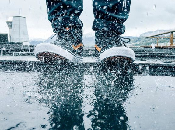 Mẹo bảo quản giày nam trong mùa mưa nắng thất thường - Ảnh 1.