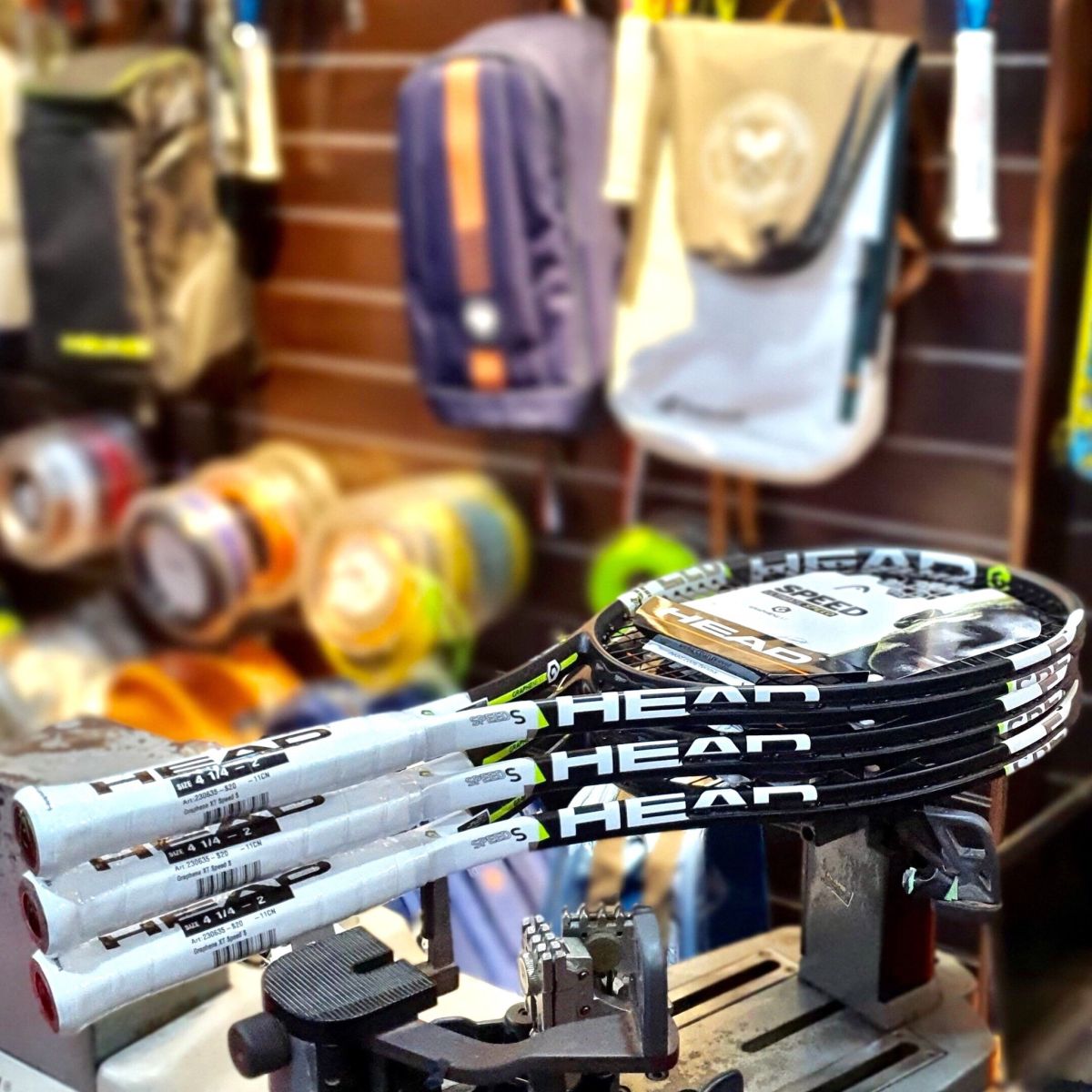 Trọng lượng của vợt tennis được cân chỉnh kỹ lưỡng