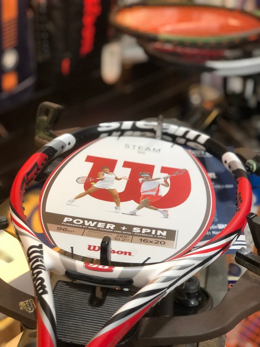 Trọng lượng của vợt tennis là quan trọng trong lối chơi của mỗi người