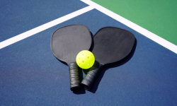 Tác động của mặt sân đến lối chơi pickleball