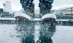 Mẹo bảo quản giày nam trong mùa mưa nắng thất thường